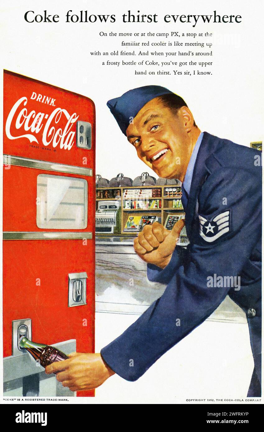 Coke Following Durst Everywhere, eine US-amerikanische Werbung aus dem Zweiten Weltkrieg für Coca-Cola. Das Vintage-Bild zeigt einen Mann in Militäruniform, der nach einer Flasche Coca-Cola aus einem roten Automaten greift. Der Hintergrund ist beige mit dem Text „Cola Follows Durst Everywhere“.- amerikanische (US) Werbung, Ära des Zweiten Weltkriegs Stockfoto