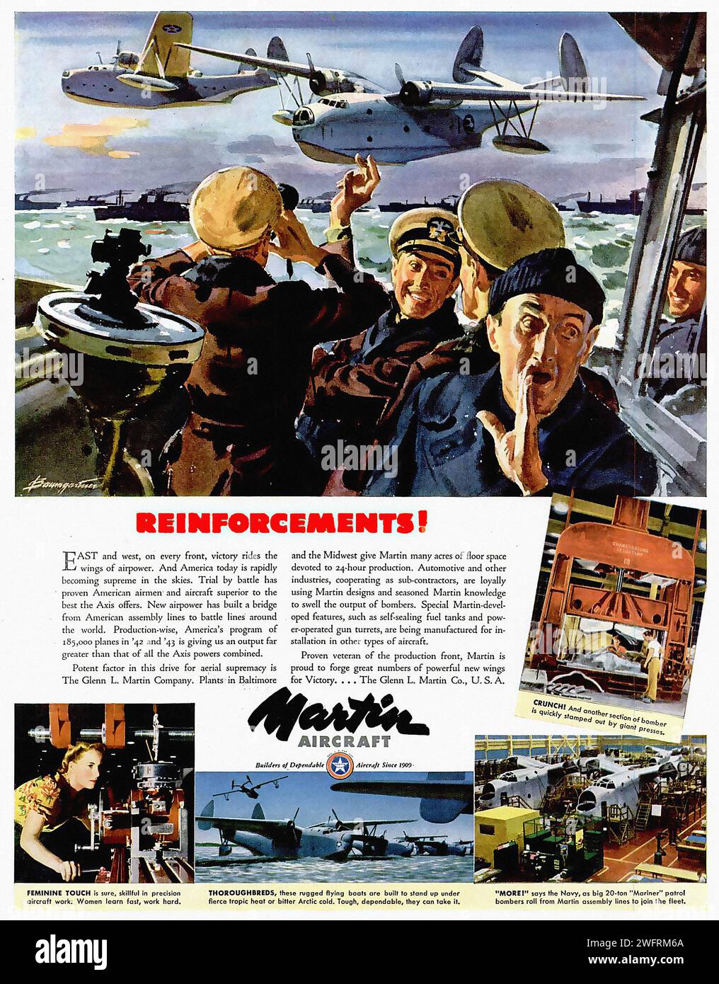 „Verstärkungen! Im Osten und Westen kämpft unsere Marine Seite an Seite mit unseren Alliierten. Und jeden Tag fliegen von Martin gebaute Flugzeuge aus, um sich ihnen anzuschließen. Von Baltimore bis zum Mittelmeer, von San Diego bis zum Chinesischen Meer – Martin-Flugzeuge sind im Kampf. Martin Aircraft.“ „Tausende von von von Martin gebauten Flugzeugen sind auf der ganzen Welt im Einsatz. Martin Aircraft, Baltimore, Maryland, USA“ dieses Bild ist eine Vintage-Werbung für Martin Aircraft, präsentiert in einer lebendigen Farbpalette. Die Werbung ist in drei Abschnitte unterteilt. Der obere Abschnitt zeigt eine Gruppe von Personen auf einem Schiff, die nach oben schauen Stockfoto