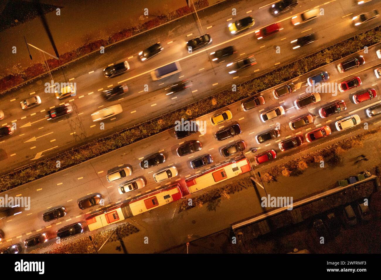 Drohnenfotografie von oben nach unten auf die Hauptverkehrszeit der Stadt während der bewölkten Herbstnacht Stockfoto