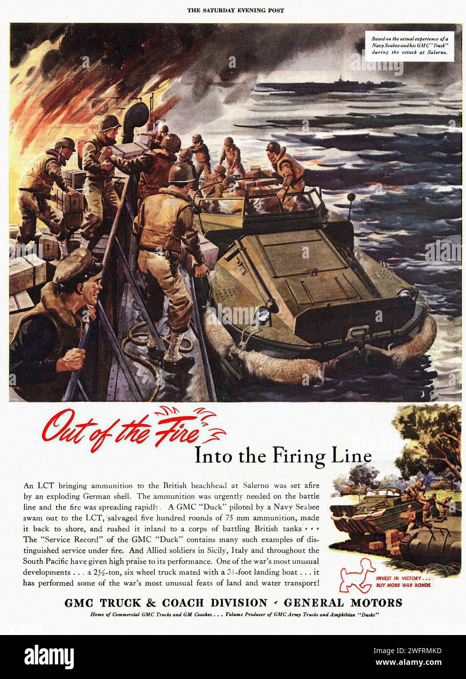 „Out of the Fire into the Firing Line“ Vintage-Propagandaplakat aus dem Zweiten Weltkrieg, das realistisch eine Gruppe Soldaten an einem Strand mit einem LKW und einem Schiff im Hintergrund darstellt. Der fettgedruckte Text „aus dem Feuer in die Feuerlinie“ wird am unteren Rand deutlich sichtbar angezeigt. Die Farben sind stummgeschaltet. - Amerikanische Werbung, Ära des Zweiten Weltkriegs Stockfoto