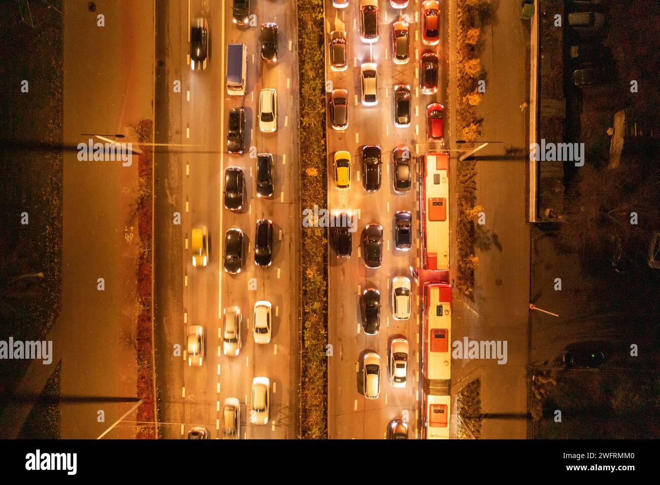 Drohnenfotografie von oben nach unten auf die Hauptverkehrszeit der Stadt während der bewölkten Herbstnacht Stockfoto