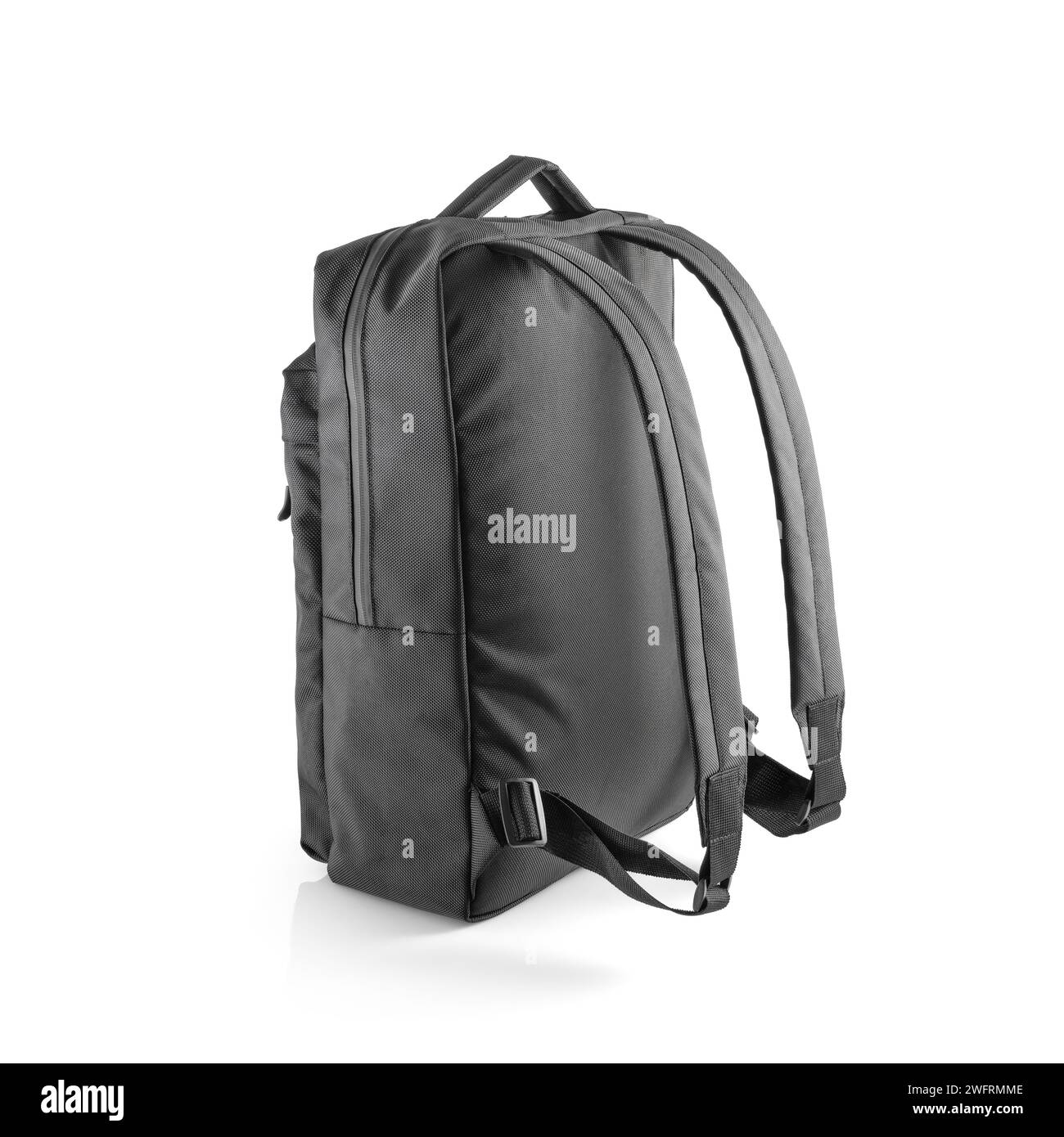 Schwarzer Rucksack für den täglichen Gebrauch mit verschiedenen Taschen und Fächern auf weißem Hintergrund. Stockfoto
