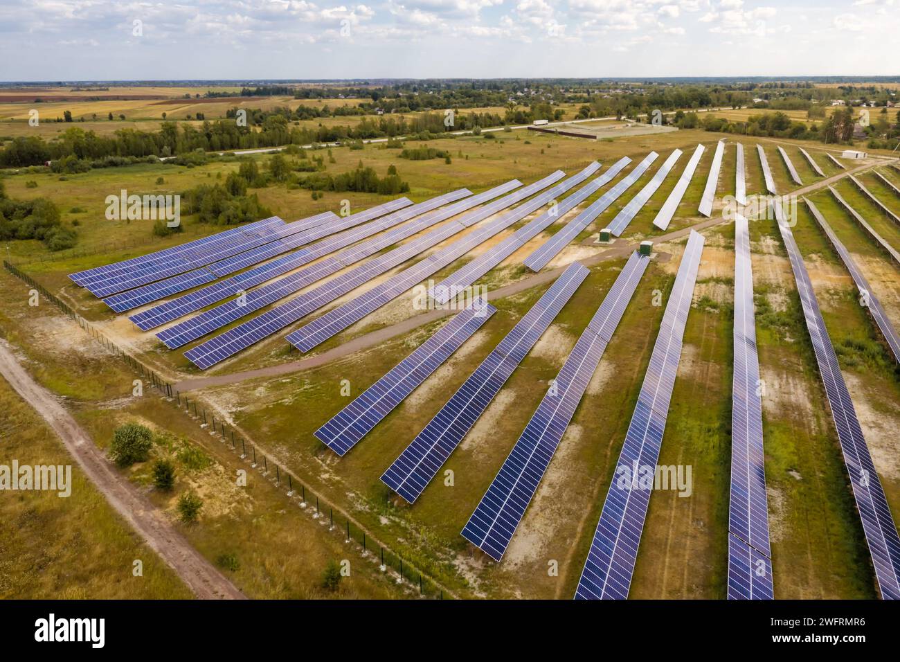 Luftaufnahme der Solarpaneelstation im Feld. Konzept der erneuerbaren Energiequellen. Stockfoto