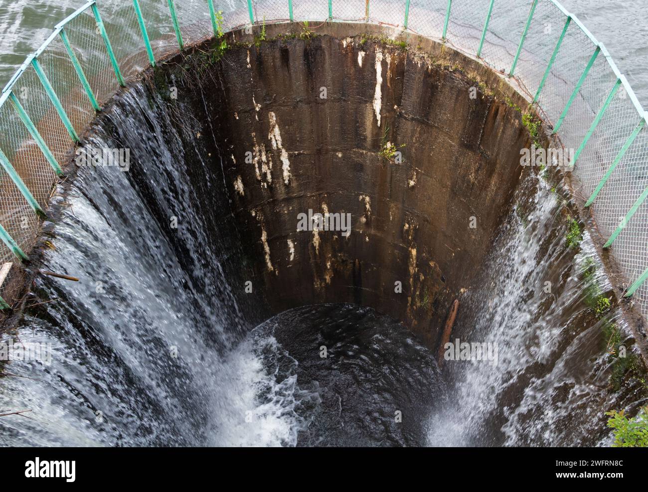 Wasserfall in einem tiefen Wehr auf einem See. Stockfoto