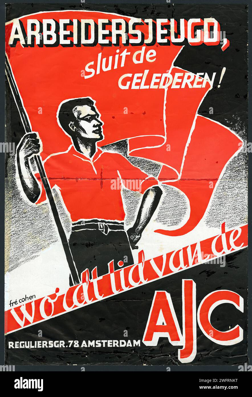 "ARBEIDERSJEUGD, SLUIT DE GELEDEREN!" Niederländische Vintage-Werbung. Ein politisches Jugendplakat mit einer rot-schwarzen Palette, auf dem ein junger Arbeiter vor einer Flagge steht. Der Stil erinnert an die Kunst des konstruktivistischen und sozialistischen Realismus, mit dem Ziel, die Jugend zu mobilisieren und zu vereinen. Stockfoto