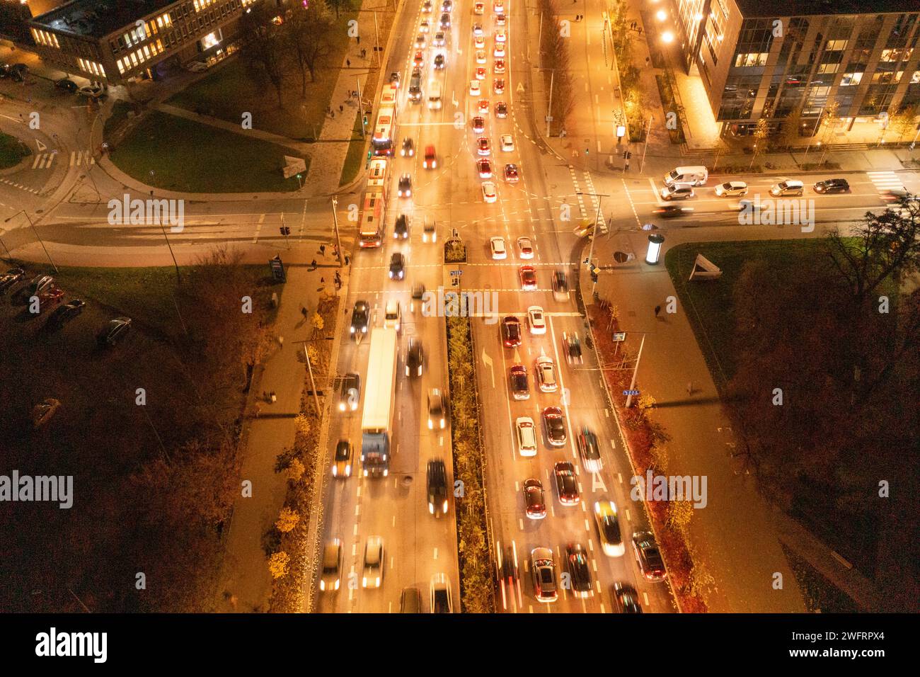 Drohnenfotografie von oben nach unten auf die Hauptverkehrszeit der Stadt während der bewölkten Herbstnacht Stockfoto