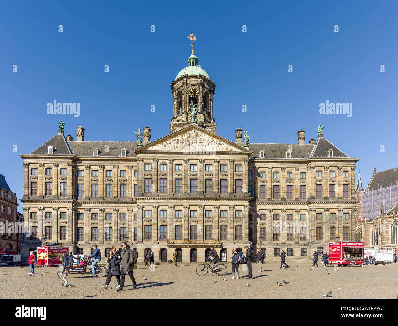 Der Königspalast von Amsterdam am Dam-Platz im Zentrum von Amsterdam, Nordholland, Niederlande. Stockfoto