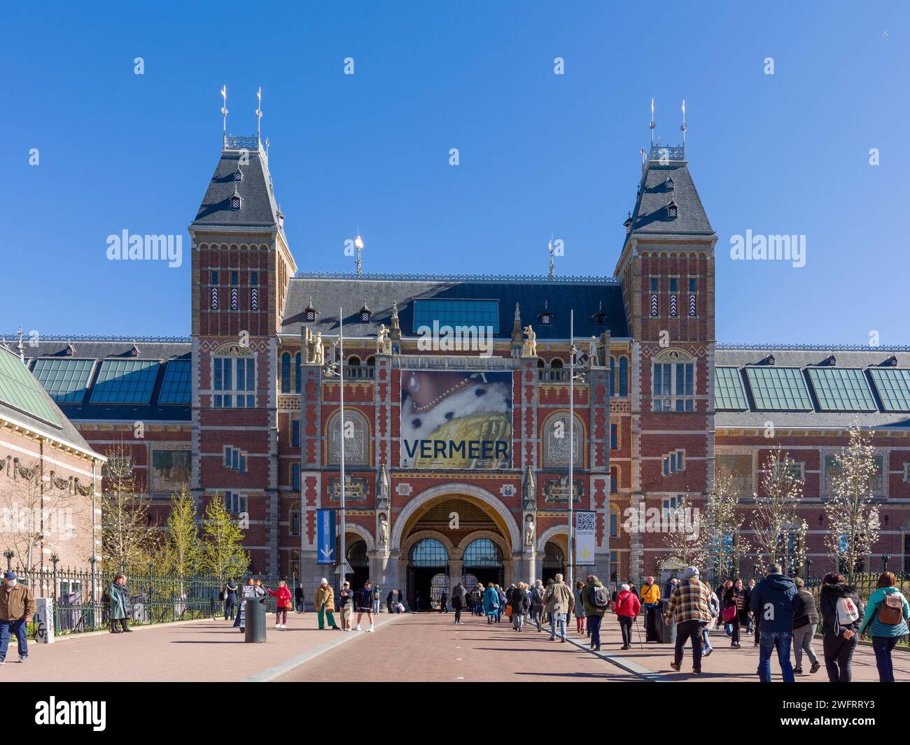 Das Rijksmuseum am Museumsplatz in Amsterdam, Nordholland, Niederlande. Stockfoto