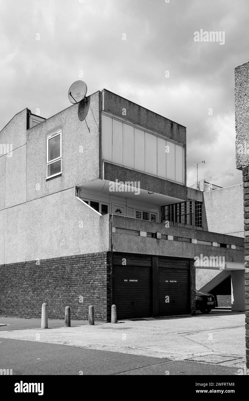 Eine Maisonette an der Wolvercote Road, Thamesmead, South East London SE2. Brutalistische Wohngebäude, die 1967 gebaut wurden und derzeit von Peabody renoviert werden. Stockfoto