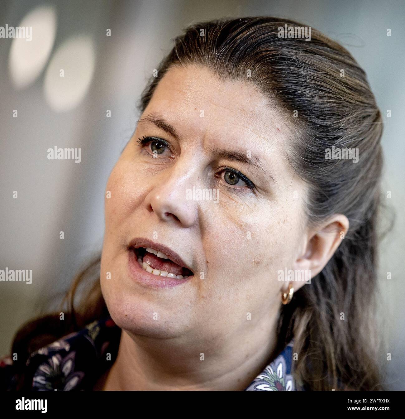 DER scheidende Staatssekretär Fleur Graper (Kultur und Medien) in den HAAG spricht vor der Presse über den Bericht des Forschungsausschusses für das Verhalten und die Kultur der Rundfunkanstalten (OGCO) von Martin van Rijn. Der Bericht zeigt, dass transgressives Verhalten in den nationalen öffentlich-rechtlichen Rundfunkanstalten weit verbreitet ist. ANP REMKO DE WAAL niederlande raus - belgien raus Stockfoto