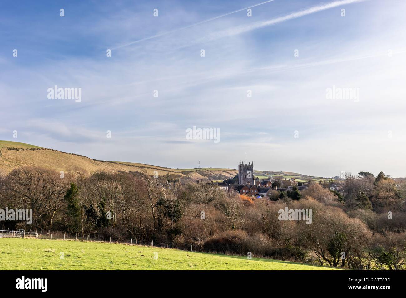 Fernblick auf den Chruch von Corfe Castle in Dorset, England an einem Wintermorgen. Stockfoto