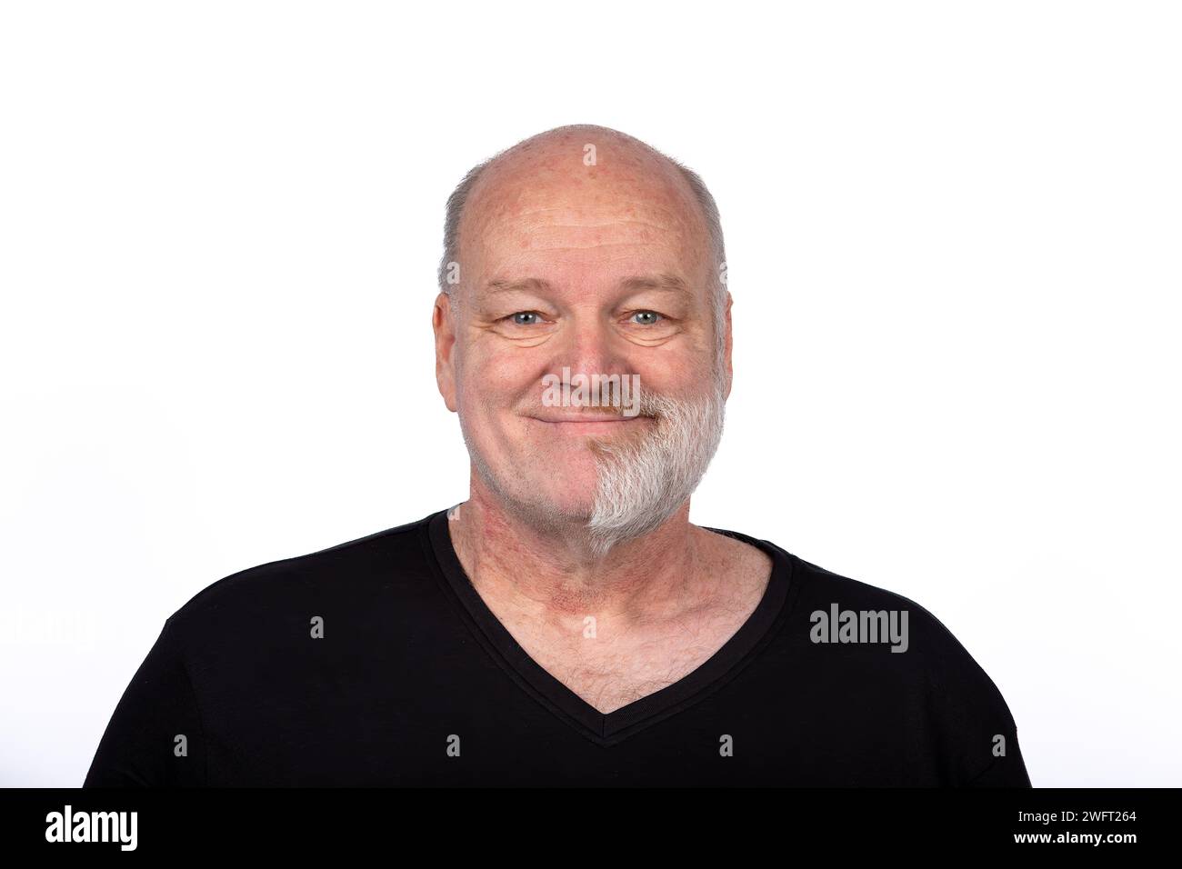 Lächelnder Mann mittleren Alters mit einzigartigem Halbbart in schwarzem T-Shirt, seltsamer Bart Stockfoto