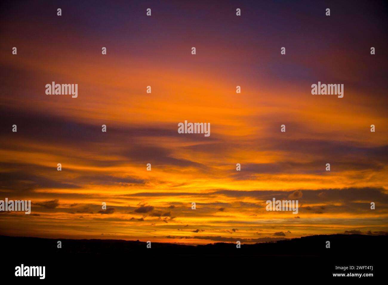 Roter Himmel vor Sonnenaufgang, Waldviertel, Österreich, Europa Stockfoto