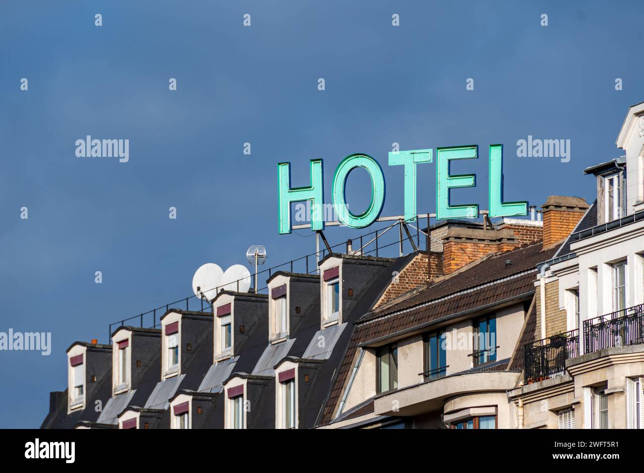 Schild mit dem Wort "HOTEL" in hellen Großbuchstaben auf einem Gebäude in Paris, Frankreich Stockfoto