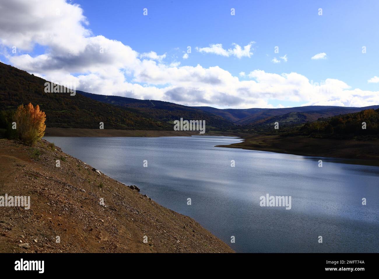 Der Stausee Pajares ist ein künstliches Sumpfgebiet in der Gemeinde Lumbreras de Cameros in der autonomen Gemeinde La Rioja Stockfoto