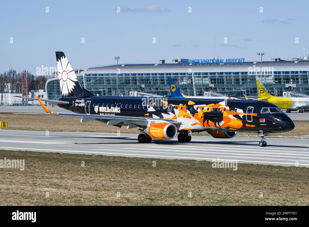 Belavia Embraer E195 in speziellen „World of Tanks“-Farben landet nach einem Flug von Minsk auf dem Flughafen Lemberg Stockfoto