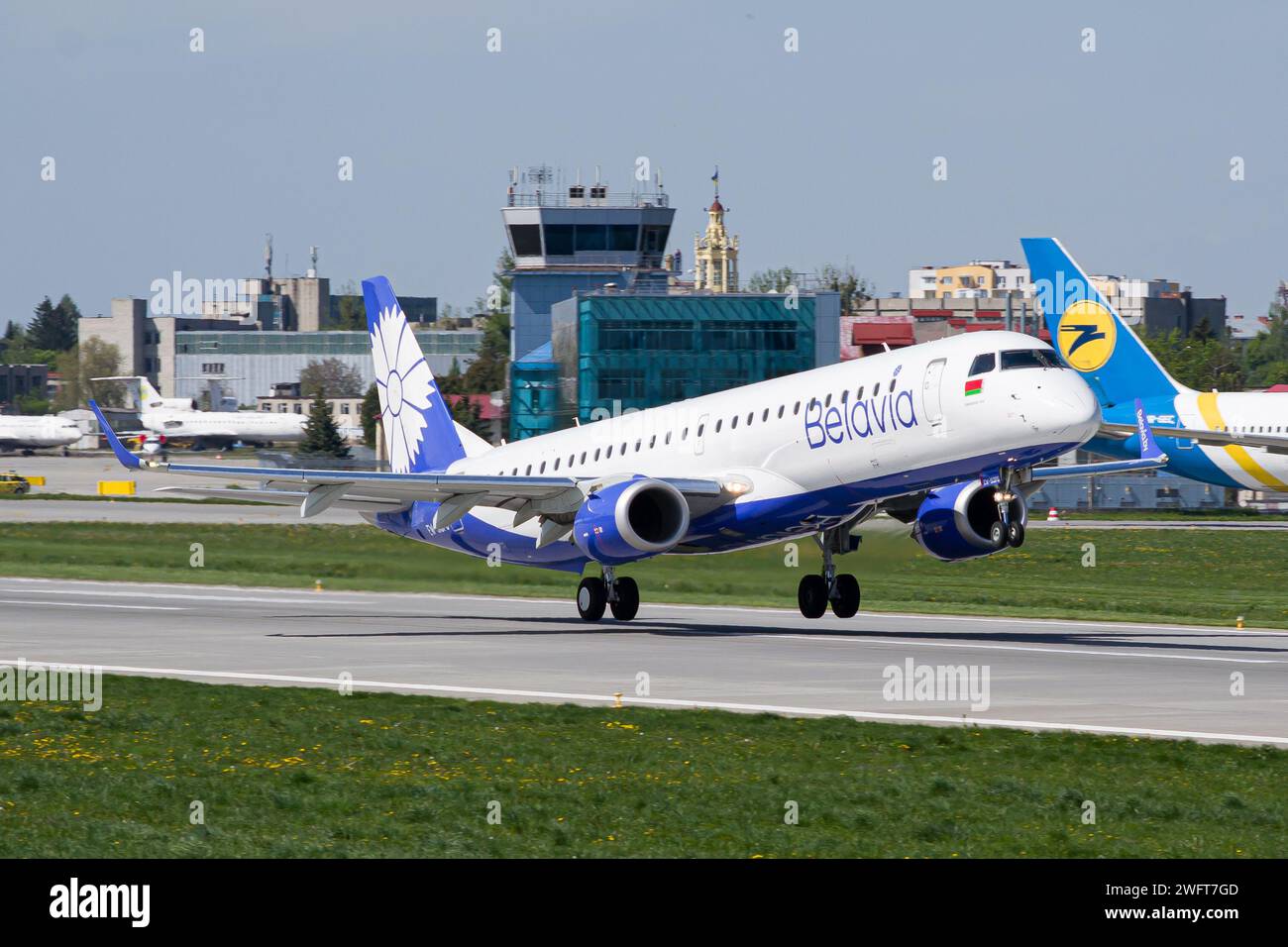 Belavia Embraer E195 startet vom Flughafen Lemberg für einen Flug nach Minsk Stockfoto