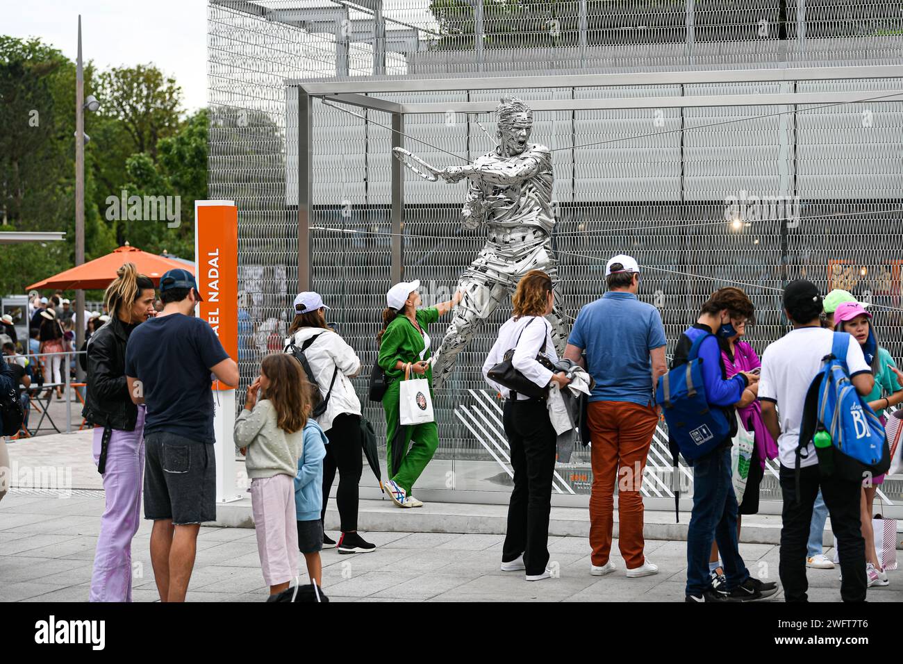 Statue, die Rafael Nadal vom Bildhauer Jordi Díez Fernandez darstellt, entlang eines Pfads von Roland Garros, Grand Slam Turnier *** örtliche Bildunterschrift *** Stockfoto