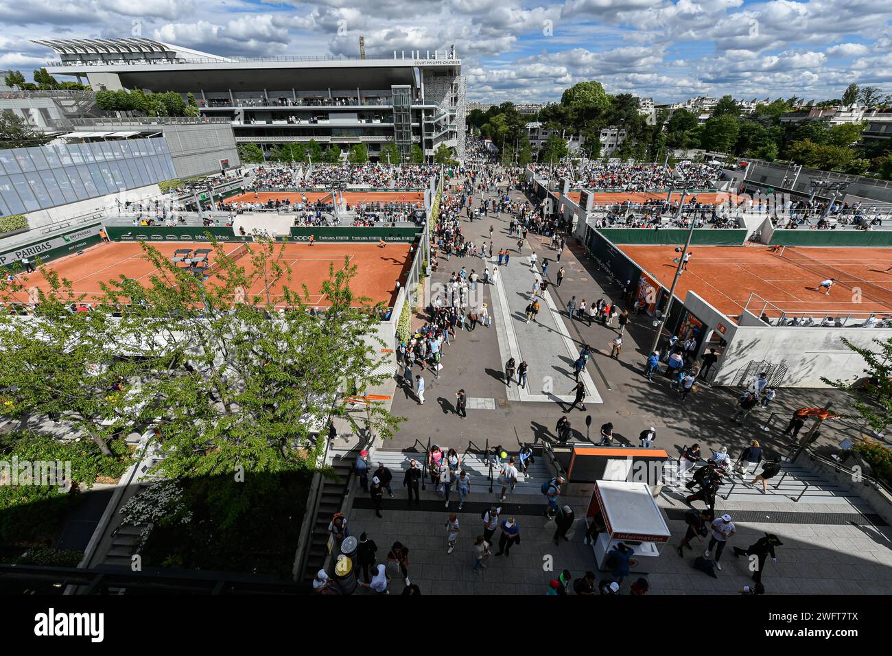 Allgemeine Draufsicht (Abbildung, Atmosphäre) mit Tonplätzen (angeschlossener Außenplatz) während des Grand Slam-Tennisturniers French Open am 25. Mai, Stockfoto