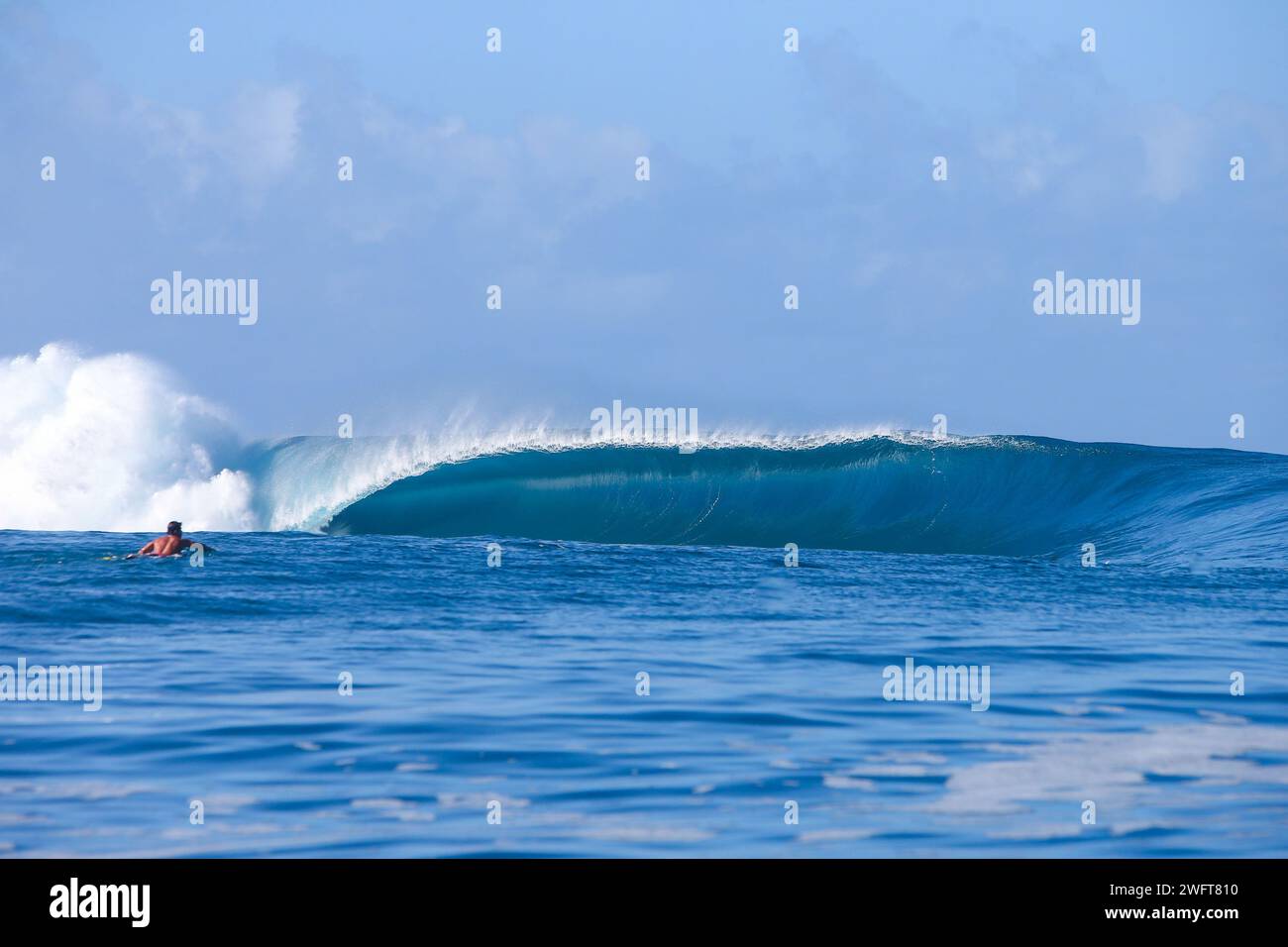 Französisch-Polynesien, Tahiti, Surfplatz in Teahupo'o: Welle, Tube. In Teahupoo wird der Surfwettbewerb für die Olympischen Sommerspiele 2024 ausgetragen. Stockfoto