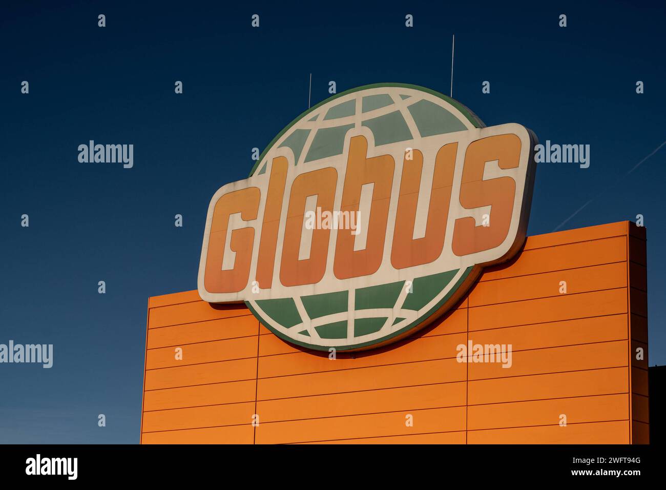 Globus Markt Logo gegen blauen Himmel 01.02.2024, Limburg: Symbolfoto, Illustrationsbild, Symbolbild, Illustrationsfoto Globus Markt Logo gegen blauen Himmel das Logo des Globus Markts vor einem klaren, blauen Himmel ohne jede störende Elemente im Hintergrund. Limburg Hessen Deutschland *** Globus Markt Logo vor blauem Himmel 01 02 2024, Limburg Symbolfoto, Illustrationsfoto, Symbolfoto Globus Markt Logo vor blauem Himmel ohne störende Elemente im Hintergrund Limburg Hessen Deutschland Stockfoto