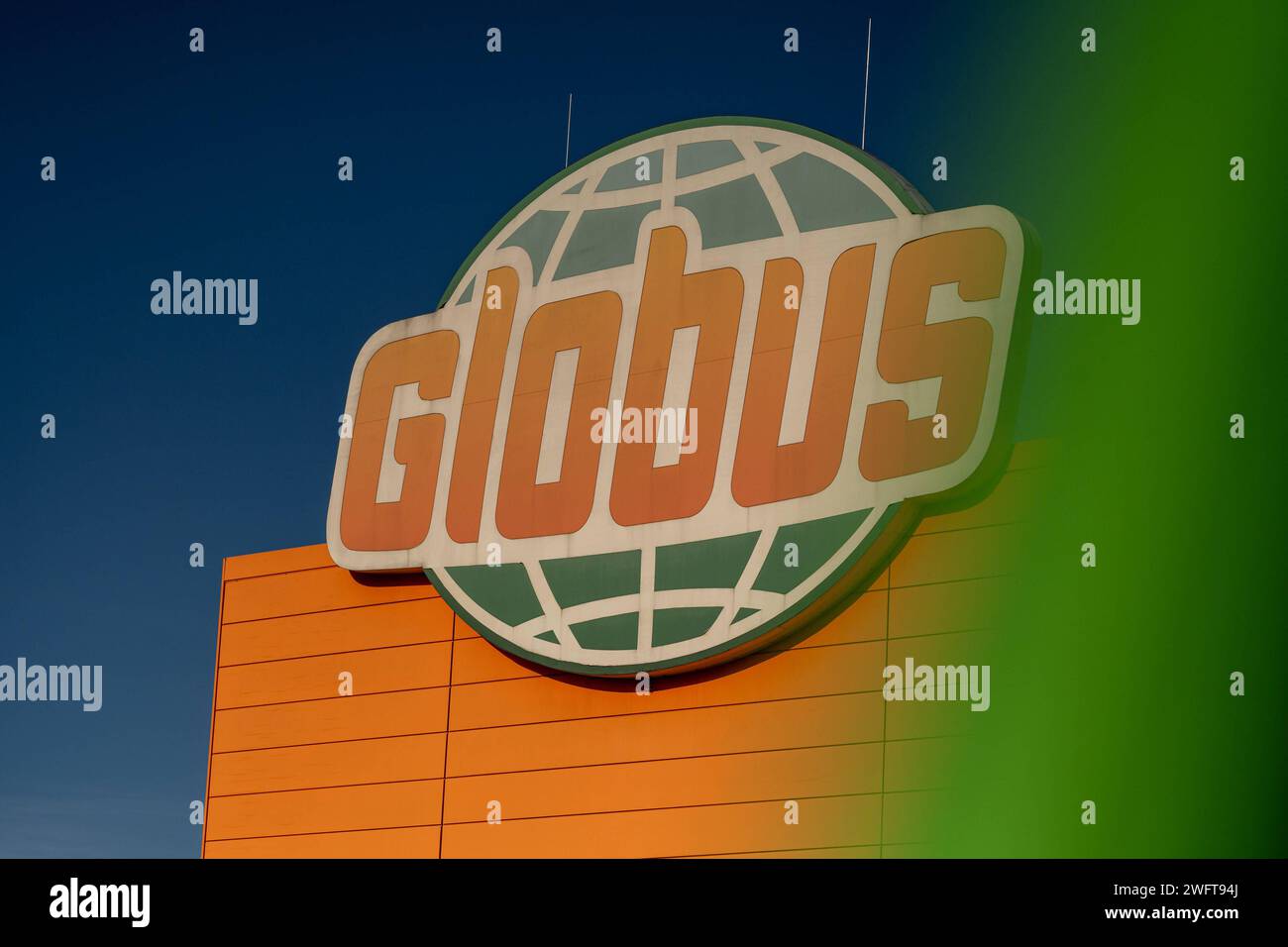 Globus Markt Logo gegen blauen Himmel 01.02.2024, Limburg: Symbolfoto, Illustrationsbild, Symbolbild, Illustrationsfoto Globus Markt Logo gegen blauen Himmel das Logo des Globus Markts vor einem klaren, blauen Himmel ohne jede störende Elemente im Hintergrund. Limburg Hessen Deutschland *** Globus Markt Logo vor blauem Himmel 01 02 2024, Limburg Symbolfoto, Illustrationsfoto, Symbolfoto Globus Markt Logo vor blauem Himmel ohne störende Elemente im Hintergrund Limburg Hessen Deutschland Stockfoto