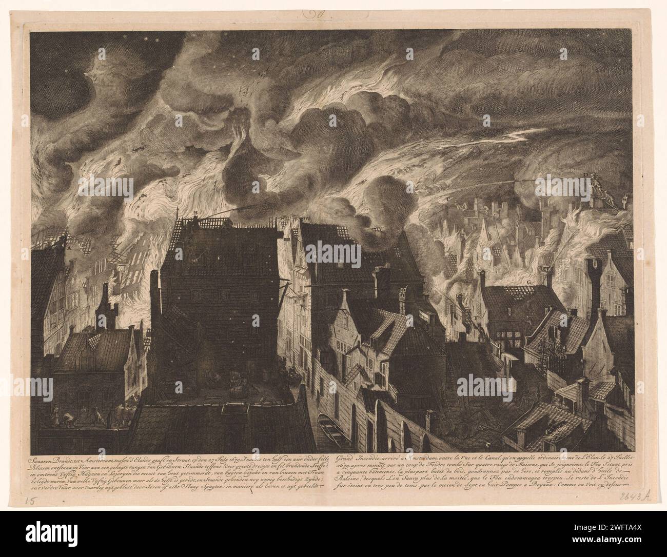 Löschung des schweren Feuers auf der Elandsgracht, 1679, Jan van der Heyden (zugeschrieben), 1690–1735 Drucken das Löschen des schweren Feuers zwischen der Elandsgracht und der Elandsstraat in Amsterdam, das durch einen Blitzschlag in der Nacht vom 27. Juli 1679 verursacht wurde. Verschiedene Häuser versuchen, das Feuer mit Sprühgeräten zu löschen. Zur Veranschaulichung eines fachkundigen Feuers mit Schlauchfeuerspritzgeräten. Mit fünfzeiliger Beschriftung auf Niederländisch und Französisch. Platte 8 im Feuersprühbuch von Jan van der Heyden. Feuerlöschausrüstung für die Papierätzung/Gravur in Amsterdam. Feuer, Feuer. Brandbekämpfung Elandstracht. Elands Street Stockfoto