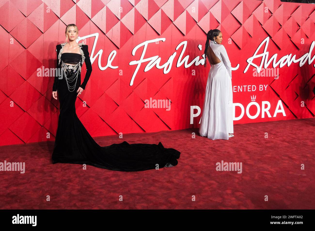 Fotografiert auf dem roten Teppich bei den Fashion Awards 2023, die am 4. Dezember 2023 in der Royal Albert Hall in London, Großbritannien, stattfanden. Bild von Julie Edwards. Stockfoto