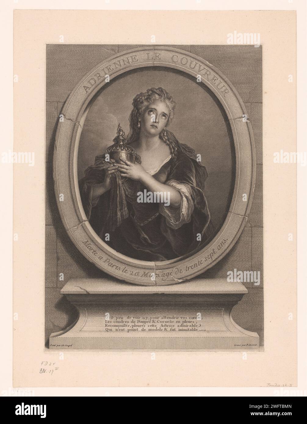 Adrienne Lecouvret in der Rolle der Cornelia mit einer Urne mit der Asche ihres Mannes Pompeus, Pierre Imbert Drevet, nach Charles-Antoine Coypel, 1730 Printdarstellerin Adrienne Lecouvreur als Cornelia in Pierre Corneilles „La Mort de Pompée“. In ihren Händen eine Urne mit der Asche ihres Mannes Pompeus. Frankreich Papierstich historische Personen - BB - Frau. Urn. Porträt des Schauspielers, der Schauspielerin Stockfoto