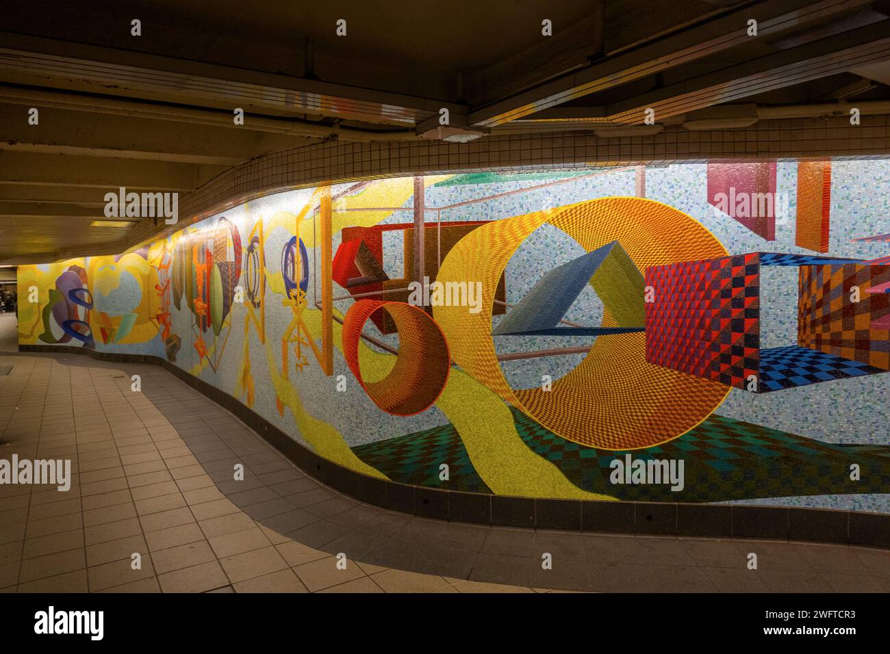 Sie fahren durch ein Glasmosaik an der Lexington Avenue und der U-Bahn-Station 53rd Street in Manhattan NYC Stockfoto