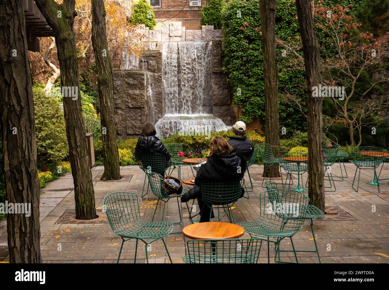 Menschen, die sich im Greenacre Park im Viertel Turtle Bay in Manhattan NYC entspannen Stockfoto