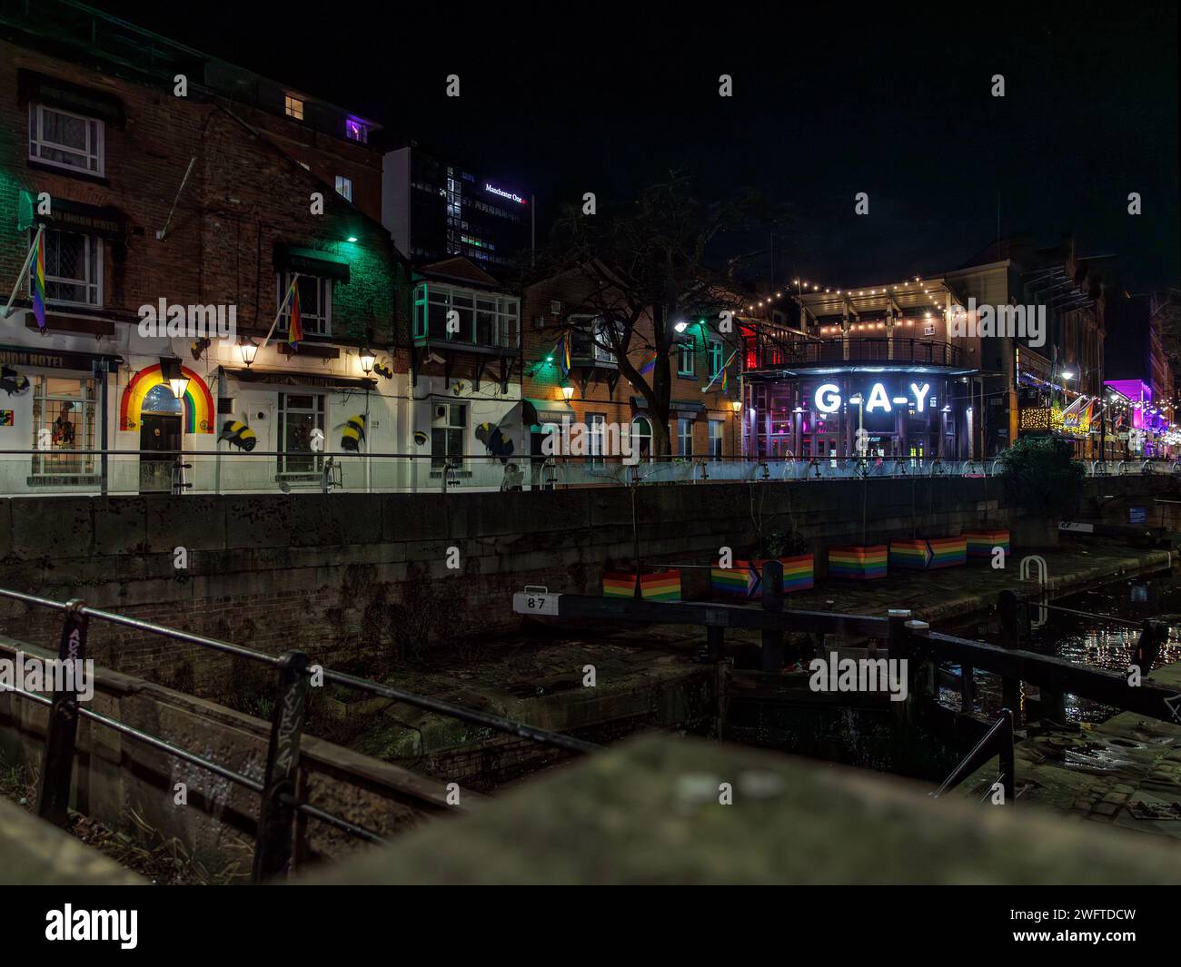 Manchester Gay Village, Blick auf die Canal Street einschließlich Kanal, Late Night Club G-A-Y und das New Union Hotel, Night Shot, Manchester, England Stockfoto