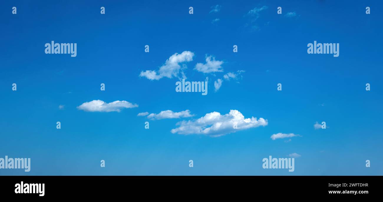 Klarer blauer Himmel und weiße, winzige Wolken-Hintergrundstruktur. Abstrakt leerer heller Horizont, Sommertag, himmlischer Frieden, Freiheit. Kopierbereich. Stockfoto