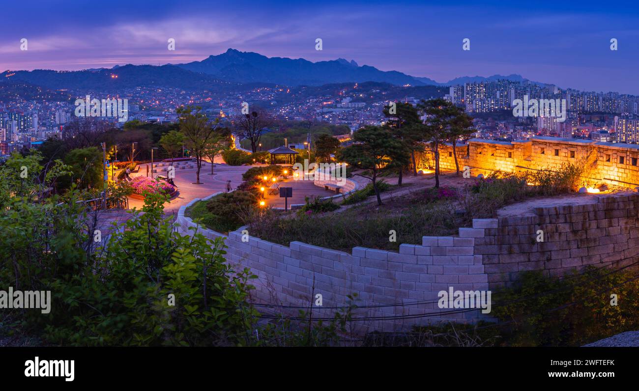 Koreanisches Stadtbild bei Nacht im Naksan Park mit antiken Mauern in Seoul, Südkorea. Stockfoto