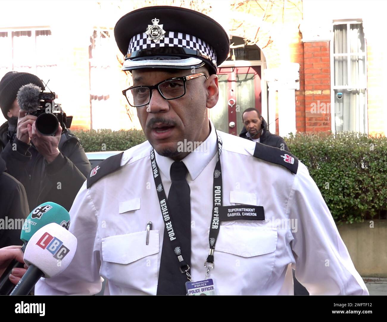 Screenshot von PA Video von Superintendent Gabriel Cameron, der eine Erklärung vor den Medien auf der Lesser Avenue in der Nähe von Clapham Common, Süd-London, liest, nach einem Angriff dort letzte Nacht. Ein Kleinkind und ihre Mutter haben potenziell lebensverändernde Verletzungen erlitten, nachdem eine alkalische Substanz auf sie geworfen wurde, bei einem „gezielten“ Angriff, bei dem 11 Menschen ins Krankenhaus gebracht wurden. Abdul Ezedi 35 wurde als Hauptverdächtiger benannt. Bilddatum: Donnerstag, 1. Februar 2024. Stockfoto