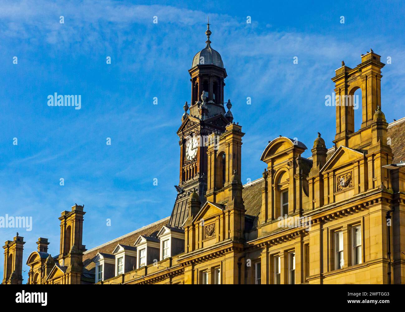 Der Uhrenturm des Leeds General Post Office England UK wurde 1896 von Sir Henry Tanner im klassischen Stil erbaut und ist heute unter Denkmalschutz gestellt. Stockfoto
