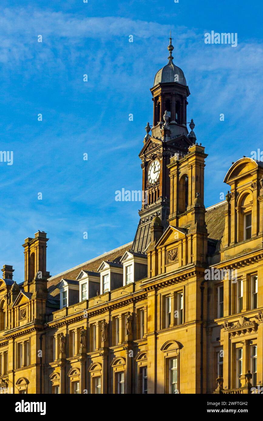 Der Uhrenturm des Leeds General Post Office England UK wurde 1896 von Sir Henry Tanner im klassischen Stil erbaut und ist heute unter Denkmalschutz gestellt. Stockfoto