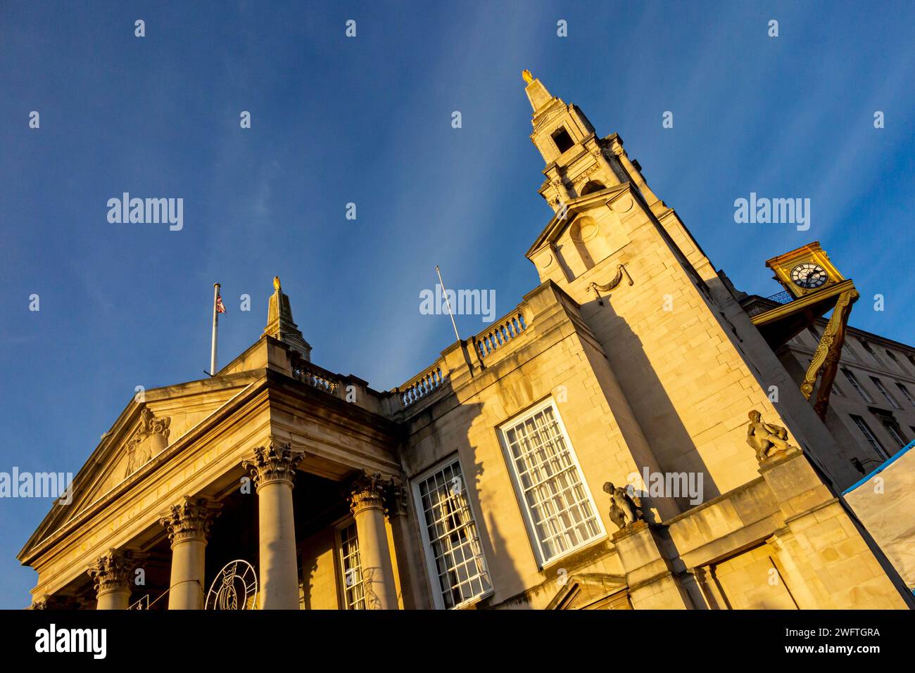 Leeds Civic Hall West Yorkshire England Großbritannien wurde 1933 von E Vincent Harris im klassischen Art-Deco-Stil mit Portland-Stein erbaut, Klasse II gelistet. Stockfoto