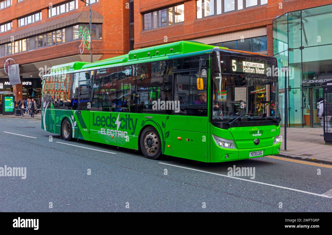 Yutong E 10 ein-Deck-Elektrobus, der im November 2023 auf der Route 5 im Stadtzentrum von Leeds in West Yorkshire, England, Großbritannien, verkehrte. Stockfoto