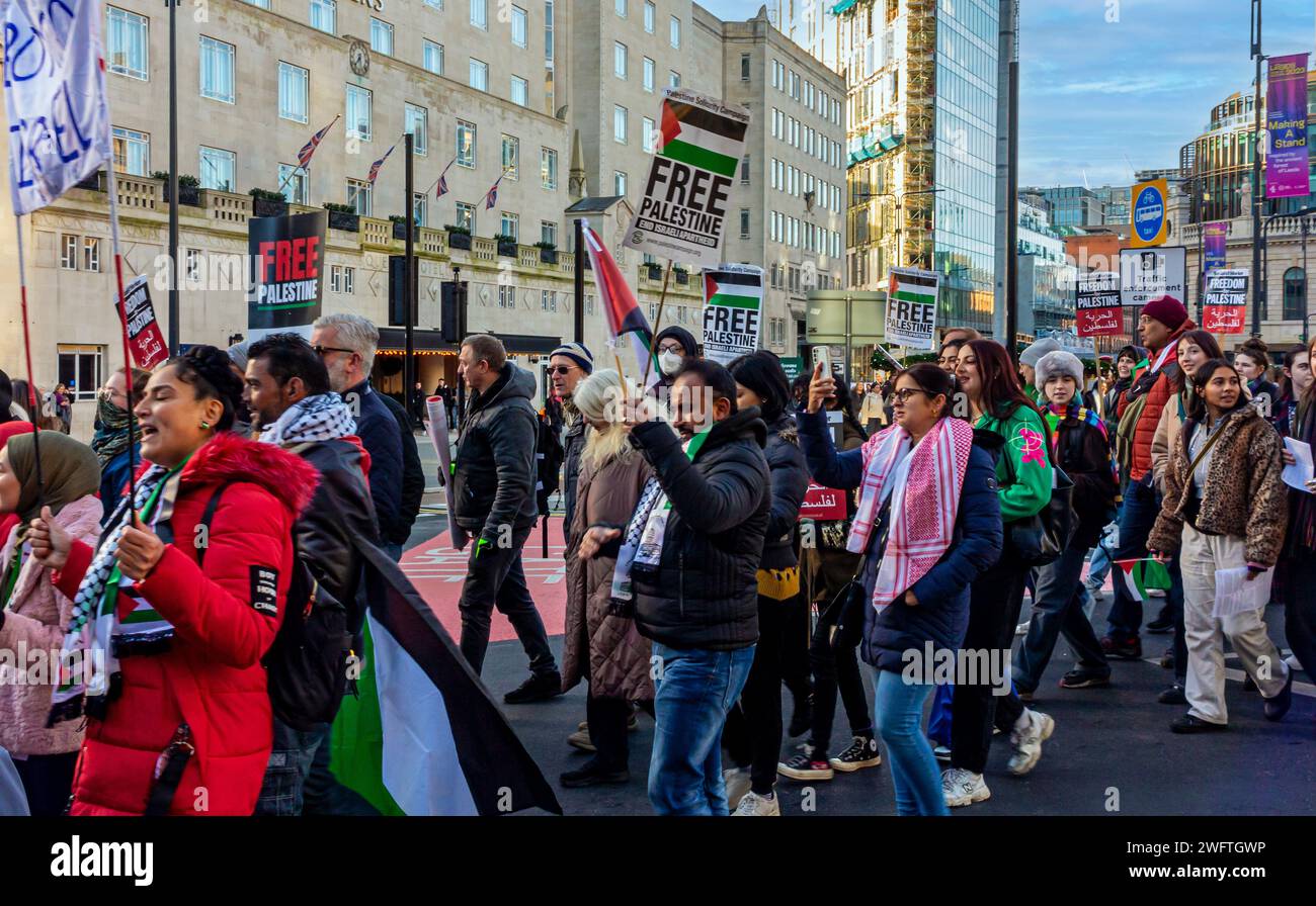 Demonstration zur Unterstützung des palästinensischen Volkes in Leeds West Yorks UK am 25. November 2023, eine von vielen, die nach dem israelischen Krieg gegen Gaza 2023 stattfanden. Stockfoto