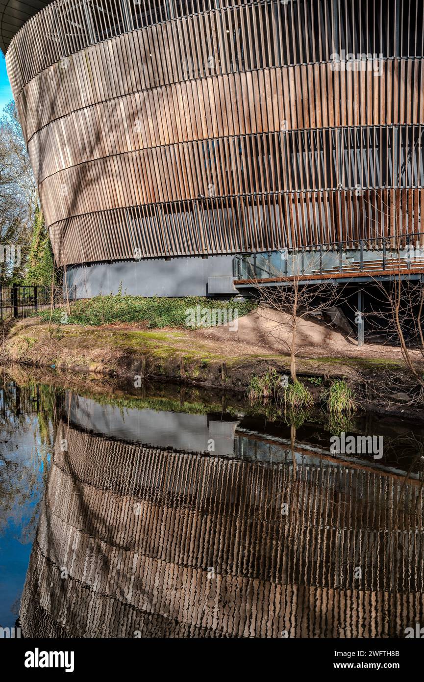 Das Royal Welsh College of Music and Drama spiegelt sich im Kanal durch den Bute Park in Cardiff wider. Architektonische Reflexion. Design. Symmetrie. Stockfoto