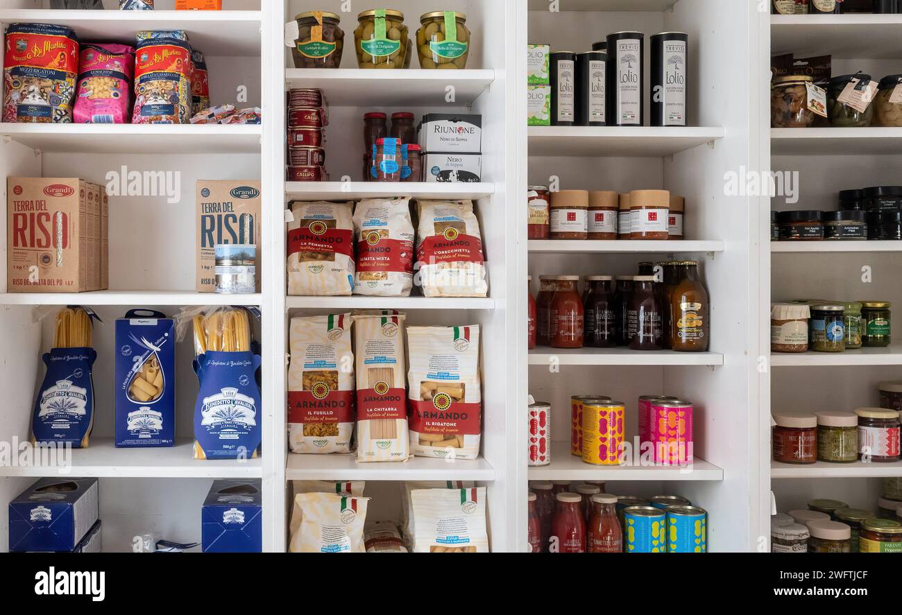 Auswahl an authentischen italienischen Gourmetgerichten oder Produkten zum Verkauf in einem italienischen Lebensmittelgeschäft oder mercato in London, Großbritannien. Stockfoto