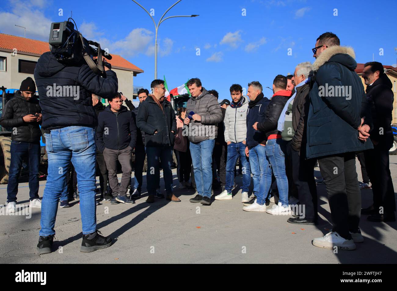 Eine Gruppe von Landwirten aus der Provinz Avellino äußerte am 29. Januar 2024 in Grottaminarda, Italien, ihre Ablehnung der Agrarpolitik der Europäischen Gemeinschaft. Friedlicher Protest durch den Einsatz ihrer Feldtraktoren mit exponierten verschiedenen Schildern mit verschiedenen Schriften alle zur Verteidigung der italienischen Landwirtschaft. Am Ende der langen Versammlung führten alle Teilnehmer eine lange friedliche Prozession durch die Straßen der Stadt Kampanien an der Grenze zu Apulien durch. Ähnliche Demonstrationen haben sich in den letzten Januartagen 2024 in vielen anderen Teilen Italiens vom Norden bis nach Italien ausgebreitet Stockfoto