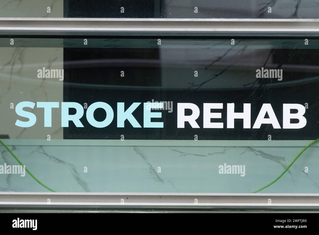 Schlaganfall-Rehab-Zeichen am Fenster des Fitness-Rehabilitationszentrums Stockfoto