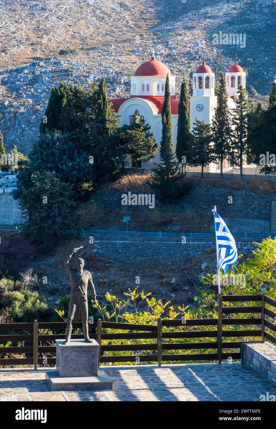 Statue des kretischen Widerstandskämpfers in der Nähe der Kirche im Bergdorf Gonies, Zentrum Kretas Stockfoto