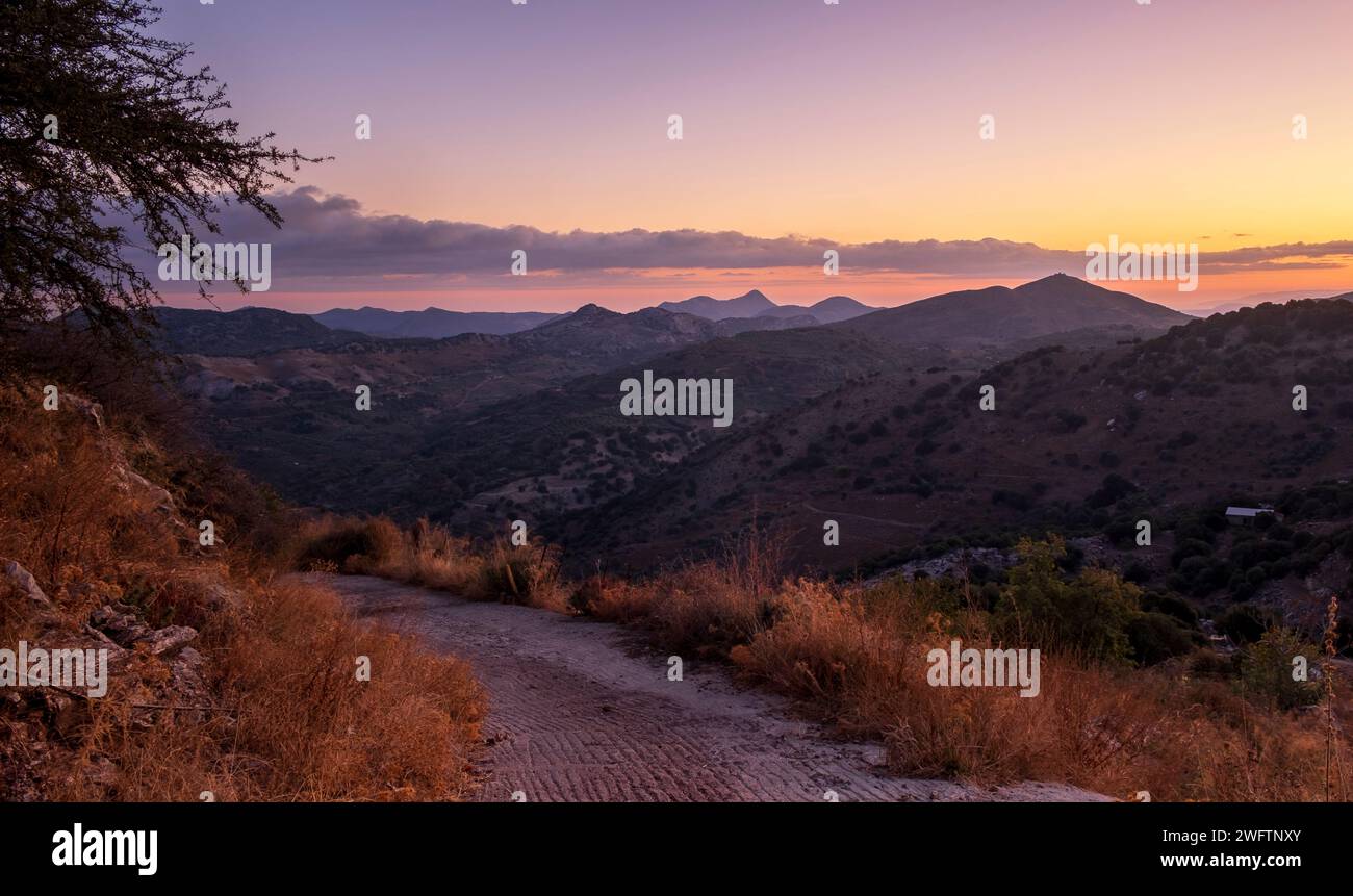 Die Berge im Zentrum Kretas bei Sonnenaufgang vom Dorf Anogia aus gesehen Stockfoto