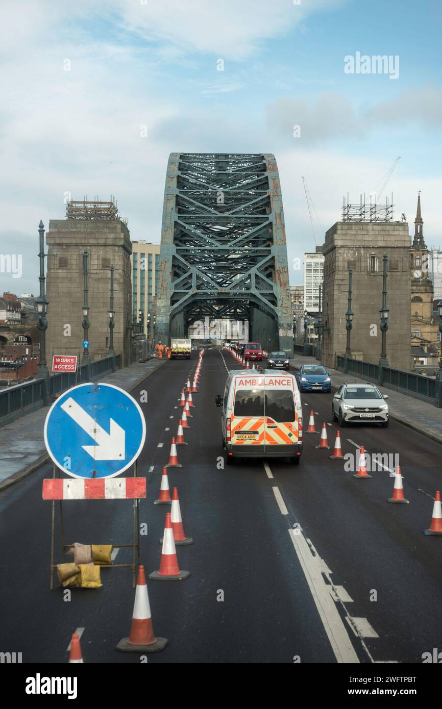 Newcastle, England, Großbritannien 1. Februar 2024 wurde mit den Arbeiten zur Vorbereitung der Bemalung der Tyne-Brücke begonnen, bei der Fahrspursperrungen auf der Straße erforderlich sind. Newcastle upon Tyne Stockfoto