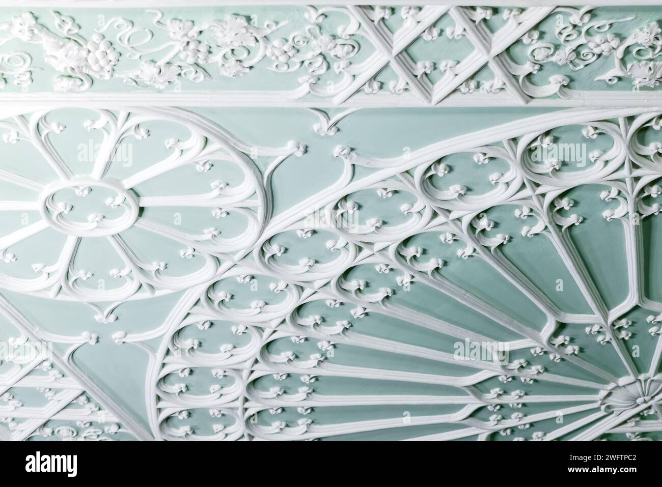Deckenelemente im gotischen Stil. Basrelief aus weißem Gips, abstrakte Vorlage aus klassischer Architektur Stockfoto Deckenelemente im gotischen Stil. Basrelief aus weißem Gips, abstrakte Vorlage aus klassischer Architektur Stockfoto