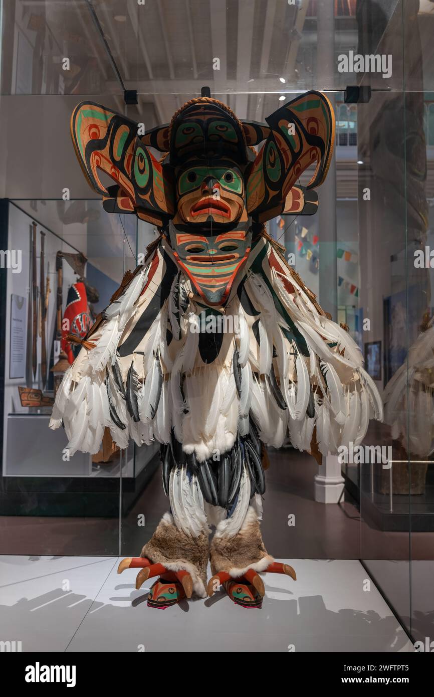 Thunderbird Transformation Maske und Outfit für traditionelle Tanzaufführungen von Nuu-chah-nulth und Kwakwaka’wakw, Ausstellung im Nationalmuseum Stockfoto