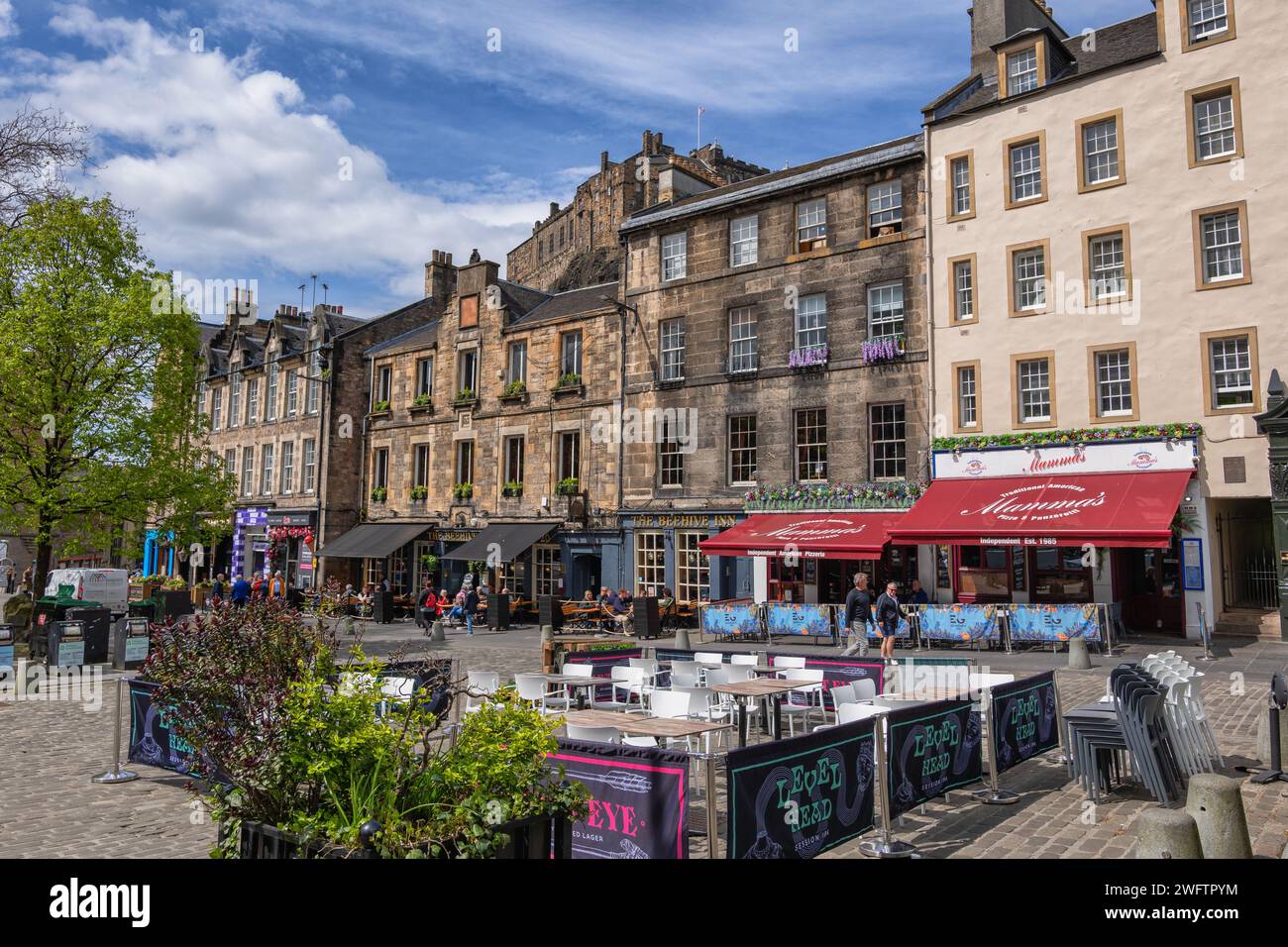 Grassmarket Square in Edinburgh, Schottland, Großbritannien, Mamma's American Pizza Restaurant und Beehive Inn Pub am historischen Market Place. Stockfoto